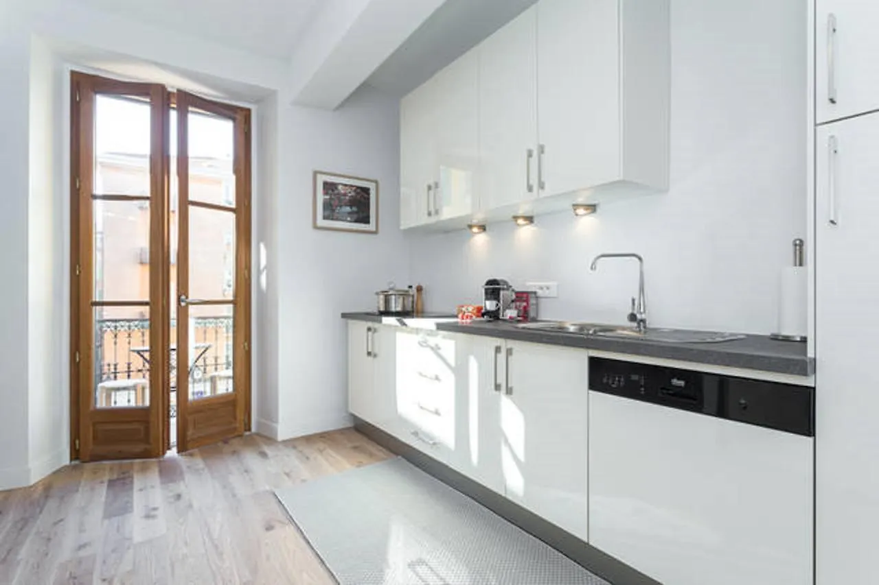 Apartamento Le Rossetti B. - Modern, Long Balcony, Old Town Niza